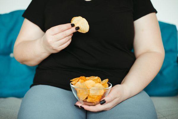 Tradiţii şi superstiţii. Sfaturi băbeşti. De ce nu e bine să mănânci cu farfuria în mână