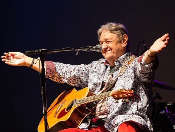 La mulți ani, Mircea Vintilă! Printre primii și cei mai importanți interpreți de muzică folk de la noi