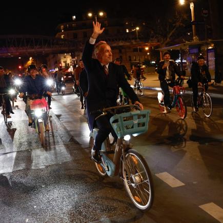Socialistul Emmanuel Grégoire câștigă alegerile locale la Paris și ajunge la primarie pe bicicletă