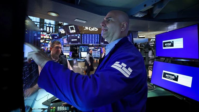 Sute de milioane de dolari câștigate din pariuri pe petrol, cu doar câteva minute înainte de anunțul lui Donald Trump privind Iranul