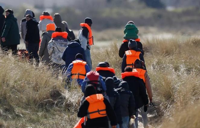 UE adoptă măsuri de expulzare în stil „ICE” pentru migranții ilegali