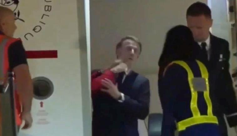 „Este maltratat de soția lui, abia își revine”: Trump îl atacă din nou pe Macron și critică Franța pe tema crizei din strâmtoarea Ormuz