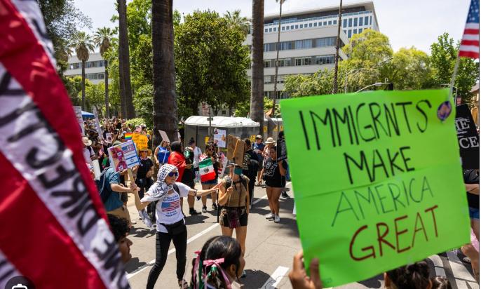 Psihologia distorsionată care alimentează alianța stângii cu teroriștii. Deținuții preiau controlul asupra azilului, iar psihiatrii consideră că este pur și simplu minunat