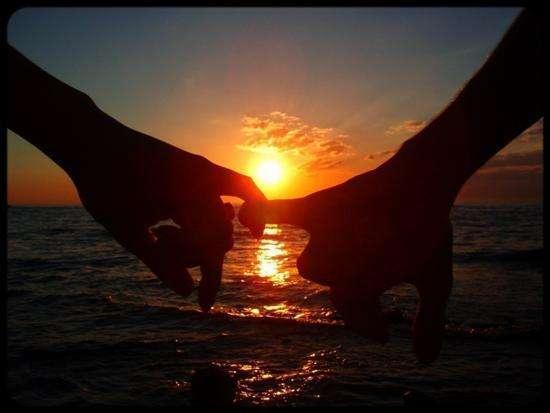 Tradiții și superstiții. Cum spun mâinile care dintre soți moare primul