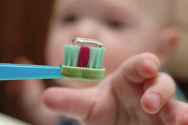 Oase fragile şi dinţi maronii din cauza fluorului!