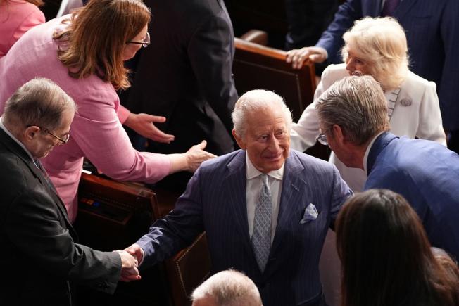 Trump și republicanii ironizează democrații după ovațiile acordate regelui Charles în Congres, în contrast cu protestele „No Kings”