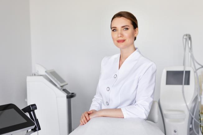 Costume medicale pentru personalul de urgență: Ce caracteristici sunt esențiale 