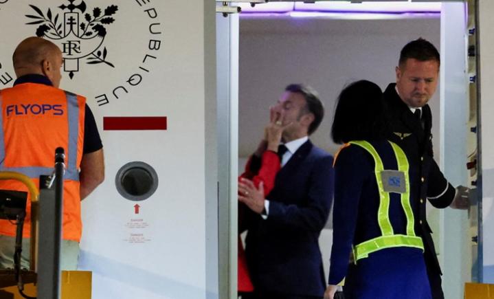 O relație „platonică”: o actriță iraniană la originea palmei primite de Emmanuel Macron de la Brigitte în avion