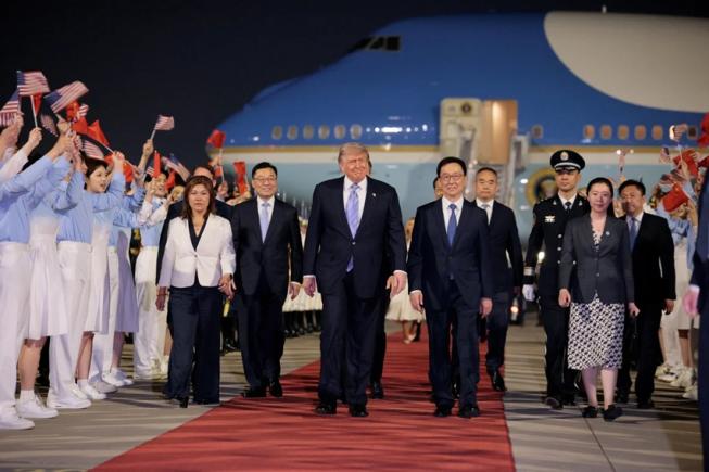 Trump, primire imperială la Beijing: ceremonie grandioasă, covor roșu și summit decisiv cu Xi Jinping (VIDEO)
