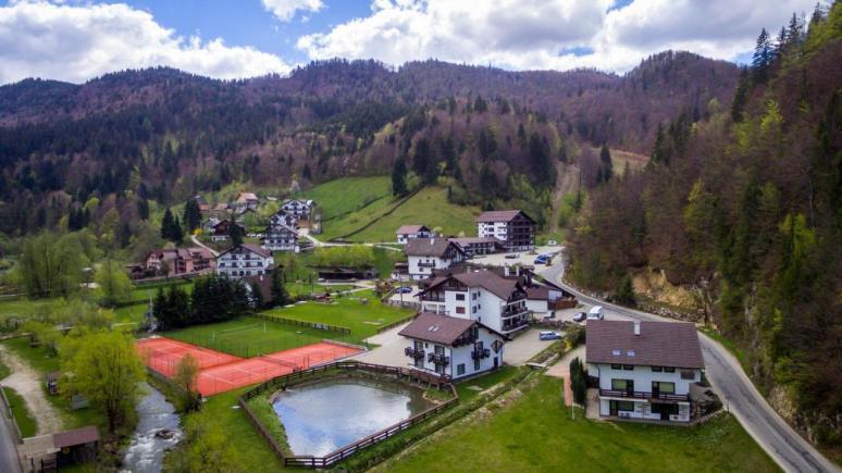 Fabuloasa Românie. Neuitatele vacanțe cu miros de bulz de la Moeciu