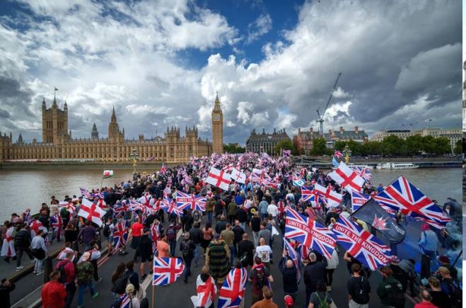 Zeci de mii de persoane au manifestat la Londra la un marș anti-imigrație