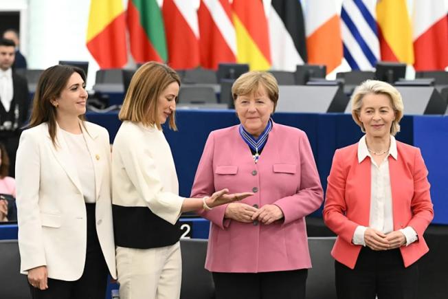 Angela Merkel cere control strict asupra rețelelor sociale într-un discurs susținut după primirea Ordinului European de Merit