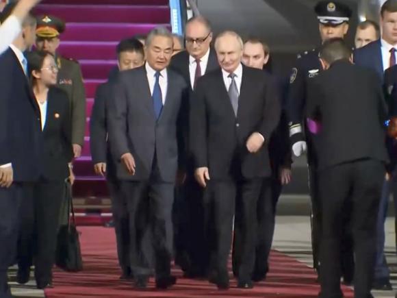 Diferență de rang la primirea în China: Putin, întâmpinat de ministrul de Externe, Trump a fost primit de vicepreședintele chinez