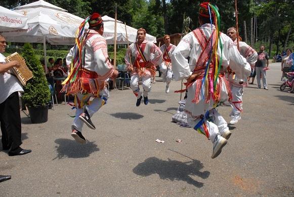 De Rusalii, căluşarii alungă duhurile rele