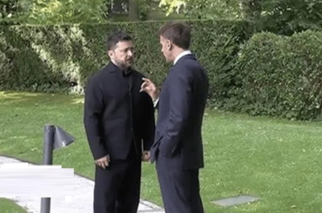 Surprinși de microfoane: „O discuție dificilă cu președintele Trump” – Macron îi dictează lui Zelenski strategia față de liderul SUA