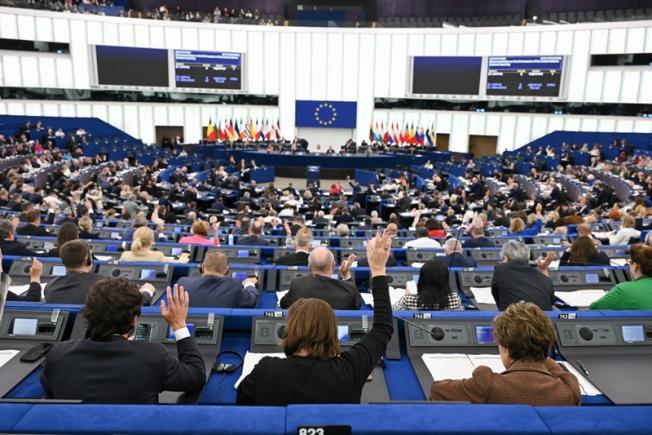 „Trimiteți-i înapoi!”: Scandări și tensiuni în Parlamentul European după aprobarea noilor măsuri pentru migranți