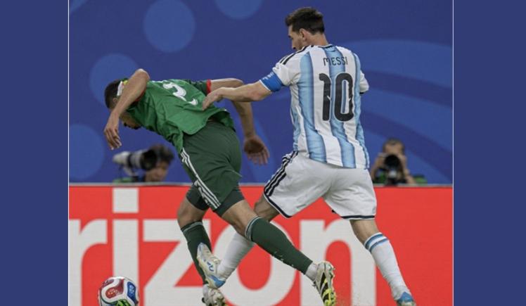 „Dați-i deja trofeul!” Fanii Cupei Mondiale susțin că turneul este „trucat” după ce Lionel Messi a scăpat de un cartonaș roșu
