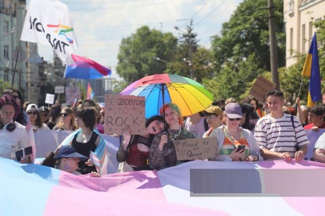 Ucraina: Marșul LGBT „Kyiv Pride” a scos mii de oameni în stradă - "Familiile noastre fac parte din Ucraina"