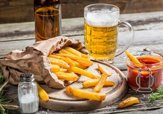 Adio cartofi prăjiți și bere la halbă! Noua regulă verde de la UE care schimbă meniurile în trenuri și restaurante