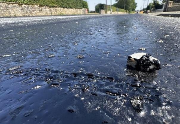 "Asfalt tip gumă de mestecat”: Canicula topește șoselele din Franța și provoacă închiderea de urgență a drumurilor