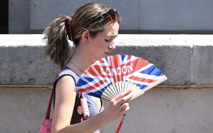 Caniculă în Marea Britanie: oamenii obligați să își demonteze aparatele de aer condiționat proaspăt instalate sub pretext că acestea produc prea mult dioxid de carbon 