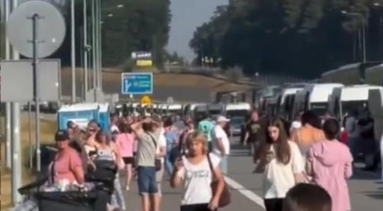 Ucrainenii din Polonia se întorc în masă în țara lor în vacanță: cozi de 12 ore la graniță - se mai pot numi oare refugiați?