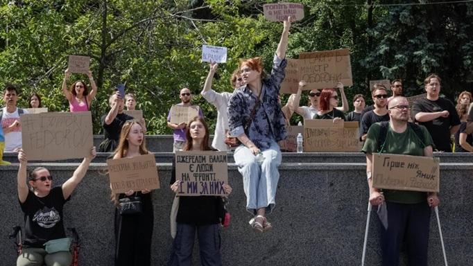 Ucraina: Mii de oameni protestează împotriva demiterii ministrului apărării și cer demisia șefului armatei