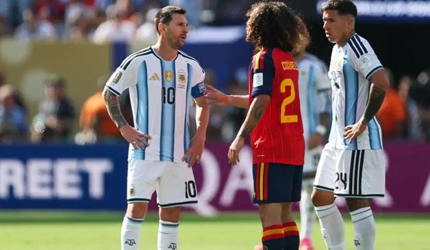 Gest de disperare: Messi criticat după ce a încercat să obțină eliminarea lui Cucurella în finala Cupei Mondiale speculând o regulă anti-rasism
