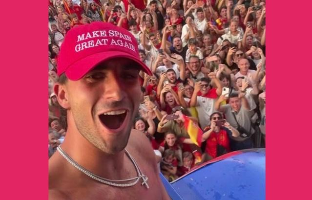 Ferran Torres a purtat o șapcă cu mesajul „Make Spain Great Again” pentru a sărbători victoria de la Cupa Mondială