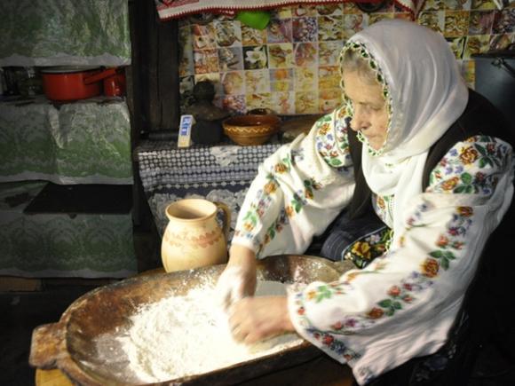 Tradiţii şi superstiţii. Din ce parte a pâinii trebuie să mănânci pentru a fi iubită de bărbaţi