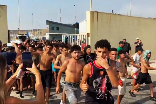 Spania: Un val masiv de migranți a invadat exclava Ceuta; autoritățile locale cer declararea stării de urgență națională, premierul Sánchez refuză