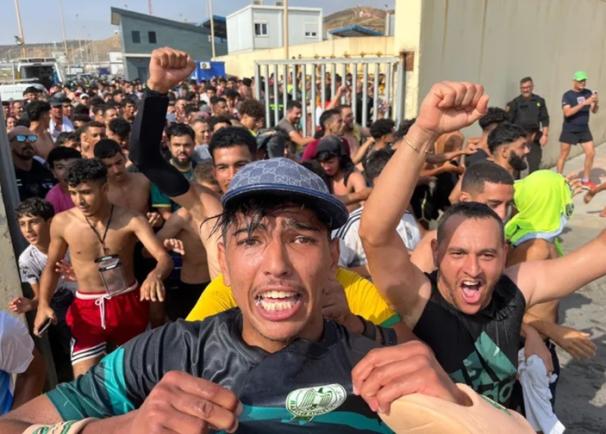 Italia amenință cu suspendarea Spaniei din Schengen după valul de migranți ilegali de la Ceuta