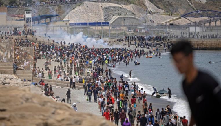 Reuters - Spania estimează că 49.000 de migranți din Africa au intrat în Ceuta în ultimele 24 de ore. Premierul spaniol a refuzat să declare starea de urgență