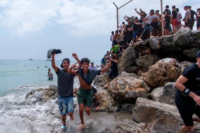 Mii de alti tineri africani se îndreaptă spre Ceuta după o decizie "woke" a Curții Supreme a Spaniei și zvonuri privind deschiderea frontierei