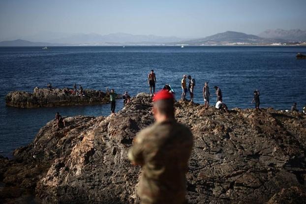 Zeci de migranți reușesc să ajungă din Ceuta pe coasta spaniolă cu jet-ski-uri și bărci rapide