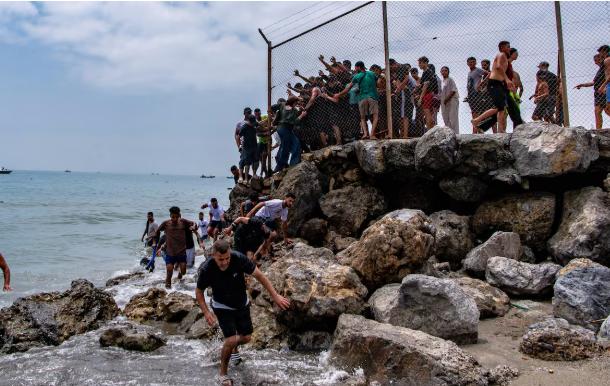 Serviciile secrete spaniole au avertizat guvernul cu opt zile înainte de afluxul de migranți din Ceuta