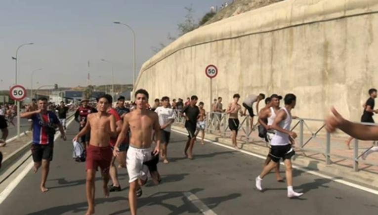 Migranții marocani plănuiesc un nou asalt asupra graniței spaniole din Ceuta pe 15 august