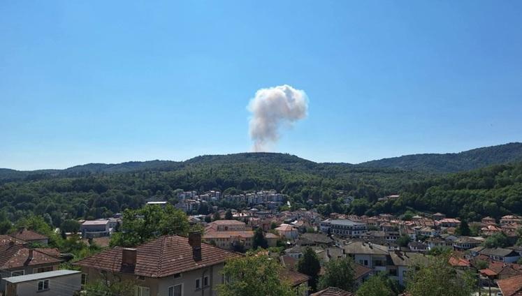 Explozie masivă la o uzină de muniție din Bulgaria: Sute de oameni evacuați și detonări în lanț lângă orașul Treavna