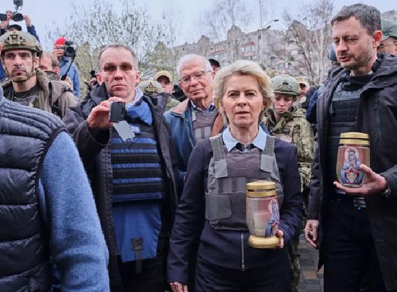 Vestă antiglonț și mașini blindate: Ursula von der Leyen confiscă puterea Europei, transformând-o în propriul teatru de figurație