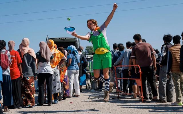 Circul progresist: ONG-iștii olandezi se îmbracă în clovni ca să binedispună migranții și rețelele de traficanți care vor să ajungă în Marea Britanie