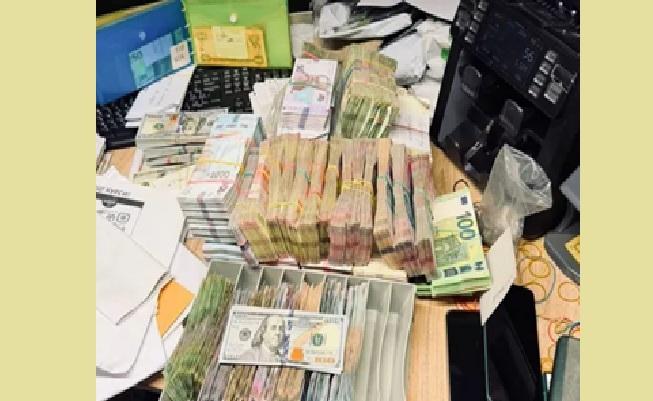 Ucraina: Mașină plină cu bani, interceptată în centrul Kievului. Poliția a destructurat o vastă rețea de evaziune fiscală și spălare de bani din agricultura