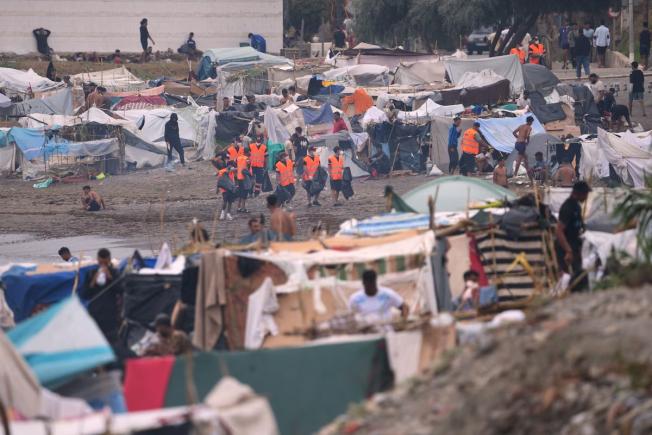 Ceuta: Un ONG finanțat de Soros sprijină migranții să cumpere materiale pentru bombe artizanale cu acid