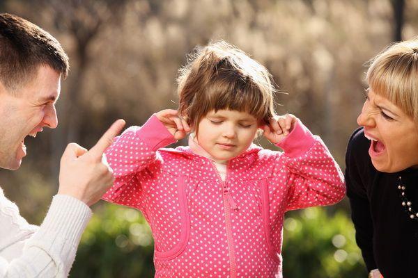 Studiu: Copiii ţinuţi din scurt de părinţi vor avea probleme ca adulţi