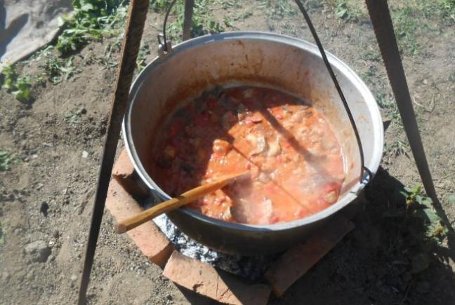 Tradiţii şi superstiţii. Descântece cu melesteu, pirostrii şi linguri. Cum îşi află ursitul o fată de măritat