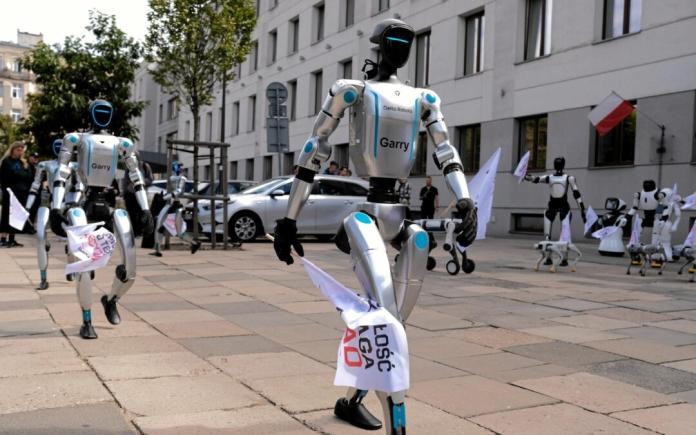 Polonia: Roboții ies în stradă pentru a cere ca locurile de muncă ale oamenilor să fie protejate