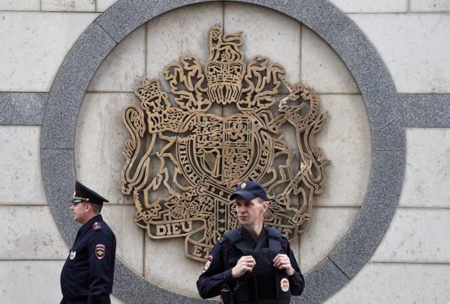 Rusia acuză Ucraina că pregătește o provocare pentru a atrage Marea Britanie în război: Fost paznic al ambasadei britanice din Moscova, arestat pentru spionaj