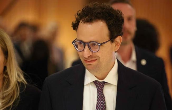 Șeful Anthropic, Dario Amodei, cere încetinirea dezvoltării IA înainte ca agenții autonomi să „preia controlul asupra internetului”