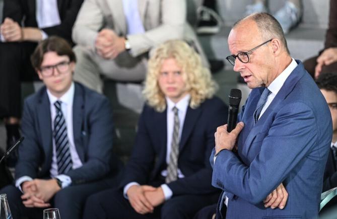 „Să nu-mi vină nimeni cu Free Speech” – Merz se declară din nou împotriva anonimatului pe internet