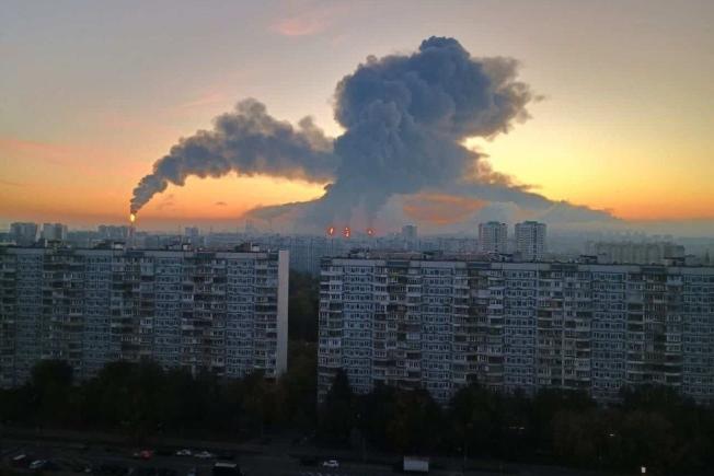 Zelensky revendică loviturile cu drone asupra Moscovei: doi morți, o rafinărie incendiată și acuzații de sabotare a alegerilor