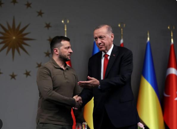 Erdogan a condamnat atacurile rusești și ucrainene asupra navelor comerciale din Marea Neagră într-o conversație cu Zelenski